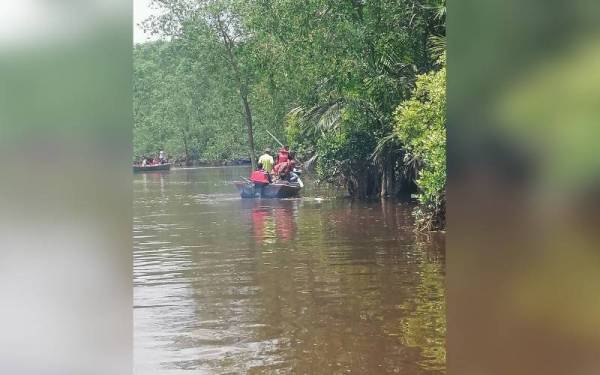Operasi menyelamat oleh pihak bomba di sekitar kawasan sungai berhampiran Pasar Awam Pekan Benut.