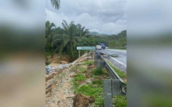 Jalan Utama dari Rendang Panjang ke Kubu Gajah berisiko untuk dilalui kenderaan berikutan berlakunya runtuhan jalan dan kesan mendapan.