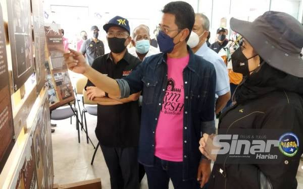 Ronald (kiri) diberikan taklimat berhubung operasi Farm Fresh sempena lawatan kerja ke Kompleks Tenusu Muadzam Shah pada Sabtu.