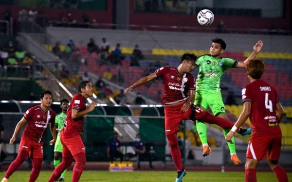 Pemain Melaka United FC, Mohd Akmal Md Zahir (jersi hijau) cuba melepaskan tandukan sambil diasak pemain Kelantan United FC dalam aksi Piala Malaysia di Stadium Hang Jebat pada Jumaat.- Foto Bernama