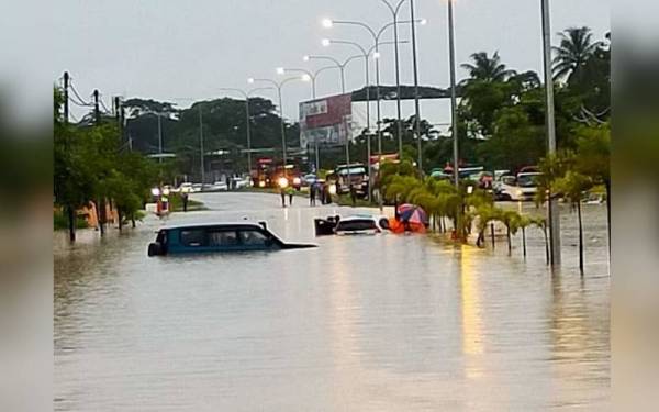Keadaan laluan dinaiki air di Pokok Sena selepas hujan lebat pada Sabtu. - Foto Ihsan pembaca