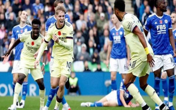 Smith Rowe (tengah) meraikan jaringannya ketika Arsenal menentang Leicester di Stadium King Power sebentar tadi.