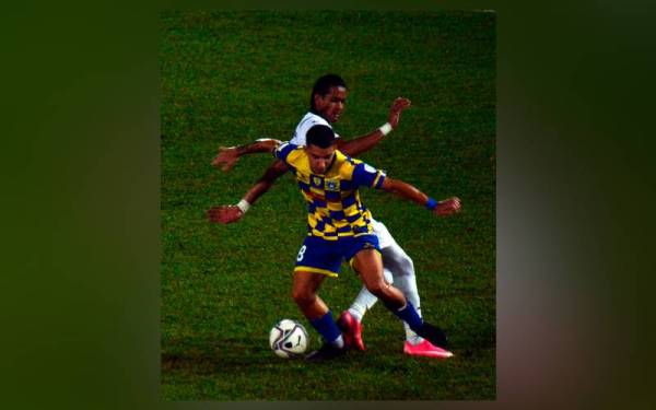 Penyerang Sri Pahang FC, Manuel Federico Hidalgo Gasparini (depan) diasak pemain Penang FC, Abdul Latiff Suhaimi dalam aksi Piala Malaysia di Stadium Darul Makmur sebentar tadi. - Foto Bernama