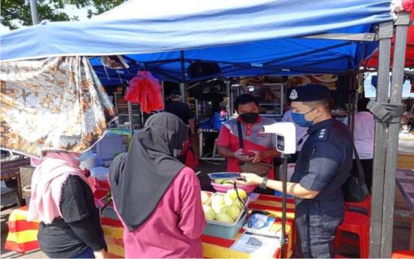 Polis menjalankan pemeriksaan di lokasi tumpuan untuk memastikan semua pengunjung ke Pulau Pangkor mematuhi SOP Fasa Tiga PPN yang masih berkuatkuasa.