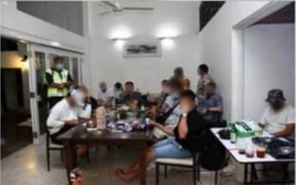 Seramai 32 pengunjung pesta persendirian dikompaun kerana melanggar SOP Fasa Empat Pelan Pemulihan Negara (PPN) di sebuah rumah banglo di Bukit Damansara, pada malam Sabtu.