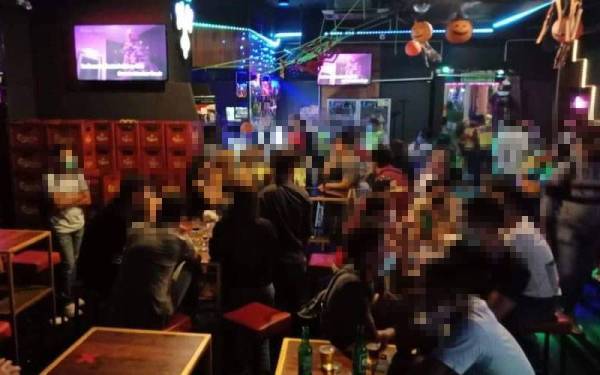 Restoran yang menjadi pusat hiburan diserbu polis pada malam Sabtu.