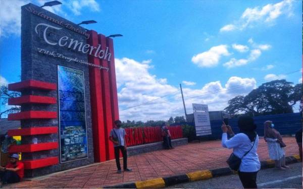 Pengunjung tidak melepaskan peluang bergambar kenangan di hadapan Pekan Sehari Temerloh pada Ahad.