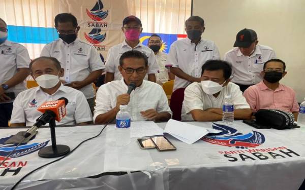 Assaffal (dua dari kiri) pada sidang akhbar di Lahad Datu.