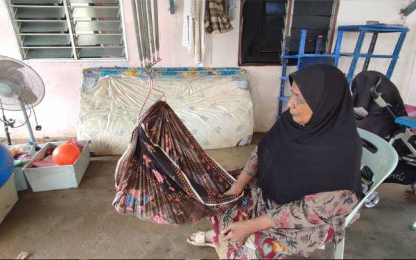 Halijah menceritakan detik cemas terperangkap dalam rumahnya yang dinaiki air pada Sabtu.