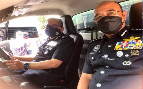 Mazlan (kiri) bersama Shafien mencuba kenderaan pasukan jenis Toyota Hilux GS Cargo.