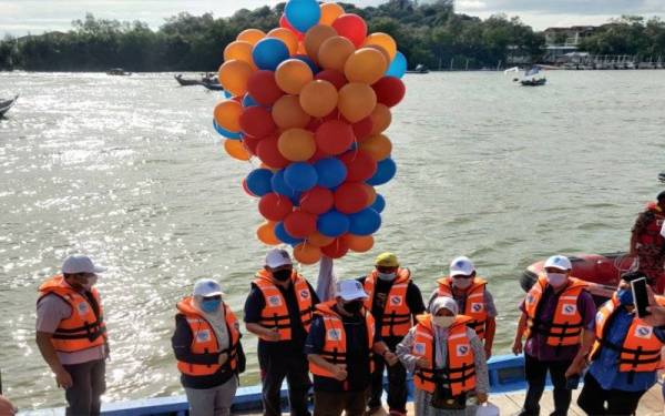 Noh (empat dari kiri) melancarkan gimik perasmian pada Majlis Sambutan Road To Jubli Emas 50 Tahun LKIM dan Mafi Prihatin Nelayan Peringkat LKIM Negeri Selangor pada Ahad.