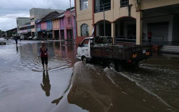 Pekan Benut Pontian antara kawasan yang pernah dilanda fenomena air pasang besar sebelum ini.