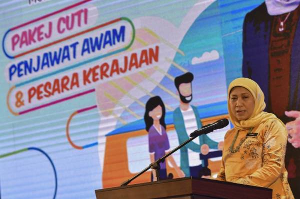 Menteri Pelancongan, Seni dan Budaya Datuk Seri Nancy Shukri menyampaikan ucapan pada Majlis Pelancaran Pakej Penjawat Awam dan Pesara Kerajaan hari ini. -Foto Bernama