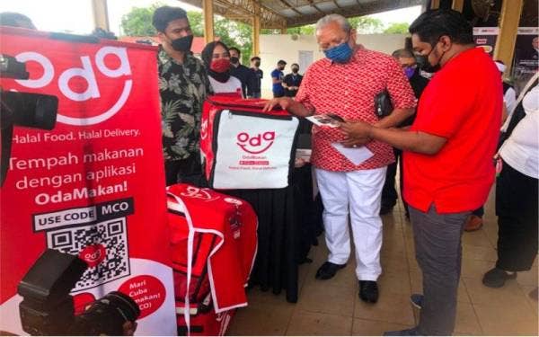 Annuar (dua dari kanan) melawat ke gerai pameran peserta #SayaDigital di Kompleks Yayasan Kemiskinan Kelantan, Kota Bharu pada Ahad.