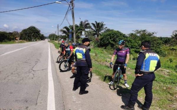 UPB JPJ Pahang meminta agar penunggang basikal tidak menunggang dalam satu kelompok besar ketika program advokasi diadakan di Jalan Kuantan- Sungai Lembing.