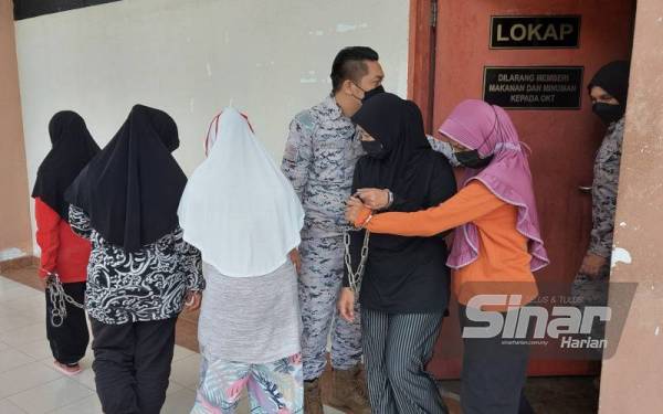 Lima wanita turut mengaku salah di Mahkamah Majistret Seri Manjung pada Isnin atas pertuduhan memasuki negara ini menggunakan laluan yang tidak diwartakan.