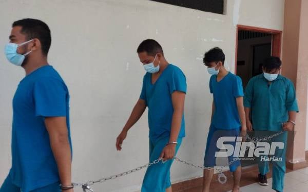 Sebahagian 14 lelaki warga Indonesia dibawa ke Mahkamah Majistret Seri Manjung atas pertuduhan memasuki negara ini menggunakan laluan yang tidak diwartakan, Oktober lalu.