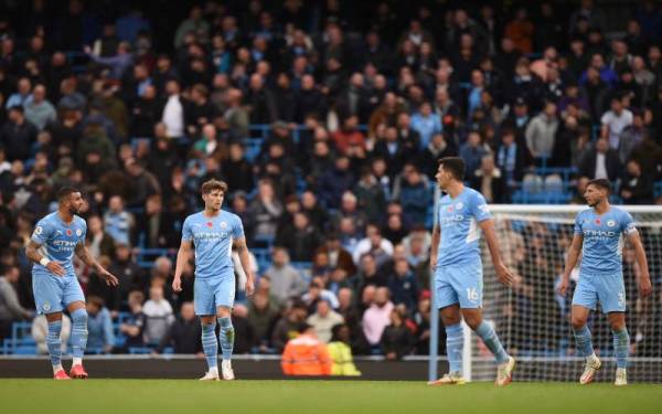 Reaksi pemain Manchester City, Kyle Walker (kiri), John Stones (dua, kiri), Rodrigo (dua, kanan) dan Dias (kanan) selepas tuan rumah ketinggalan dua gol kepada Crystal Palace dalam perlawanan liga di Etihad. - Foto AFP 
