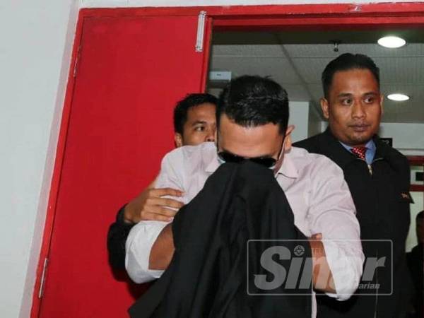 Mohd Izwan yang dibawa keluar dari Mahkamah Kuala Terengganu beberapa tahun lalu, berhubung kes rasuah RM25,000.