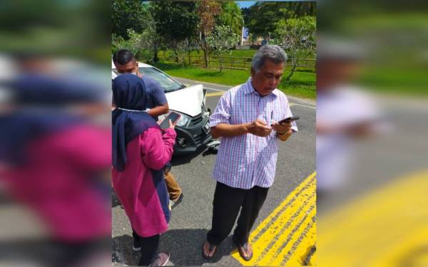 Ahmad Said (kanan) ketika kenderaan dinaiki terlibat kemalangan di Jalan Kuala Terengganu-Kuantan, Dungun pada Ahad.
FOTO: Ihsan pembaca.