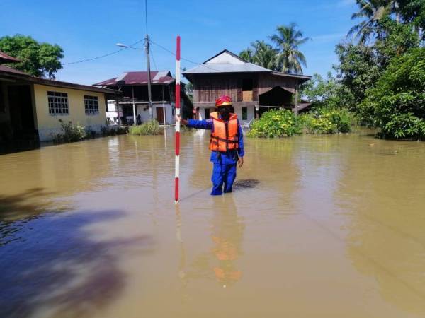 Anggota APM Pendang melakukan pemantauan paras air di Sungai Mati Tobiar, Pendang pada Selasa lalu. - Foto ihsan APM