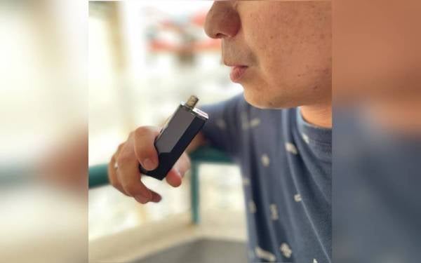 Kerajaan diminta supaya mengkaji semula cadangan cukai eksais ke atas rokok elektronik dan cecair bernikotin.Gambar hiasan