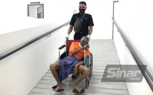 Abdul Aziz didakwa atas lima pertuduhan melakukan amang seksual terhadap anak perempuan kekasihnya pada Mei lalu.