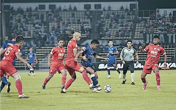 Para pemain Sabah berusaha mengekang kelincahan Hazwan dalam perlawanan Kumpulan D saingan Piala Malaysia di Likas sebelum ini. - Foto Sabah Football Club