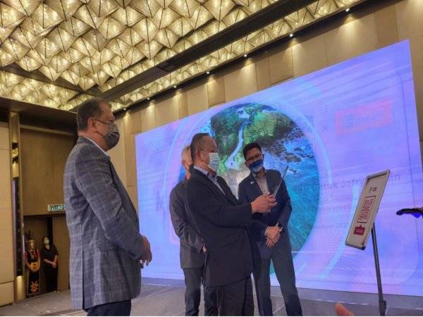 Jafry mengimbas QR kod aplikasi Boost sebagai simbolik majlis pelancaran kerjasama Boost dengan STB di Kota Kinabalu.