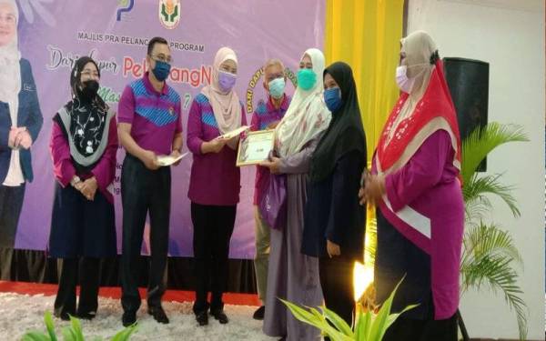 Azulita (tiga kiri) ketika menyampaikan hadiah kepada pemenang pertandingan masakan sempena program tersebut pada Isnin.