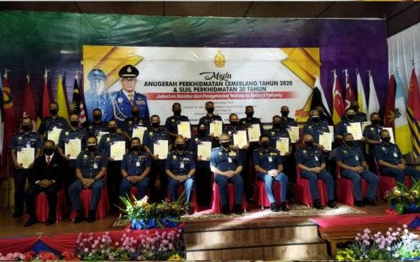 Mohammad Hamdan (depan di tengah) bersama penerima anugerah perkhidmatan 30 tahun di Ibu Pejabat JBPM Pahang, Indera Mahkota, Kuantan pada Isnin.