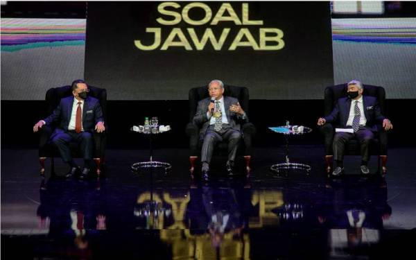 Annuar (tengah) bercakap pada sesi soal jawab bersama penerima SST Perolehan Program TV RTM bagi sesi pitching fasa 1/2021 ketika di Auditorium Perdana Wisma Radio Angkasapuri pada Isnin. - Foto Bernama