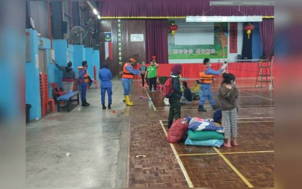 Sebahagian mangsa banjir yang ditempatkan di PPS Sin Wah yang dibuka pada Isnin.