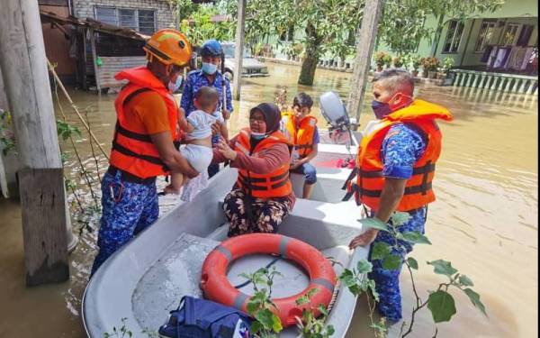 Anggota APM Kota Setar mula memindahkan mangsa banjir Kampung Kuar Mukim Tajar, Alor Setar ke PPS SK Darul Hikmah pada Isnin. - Foto APM Kedah