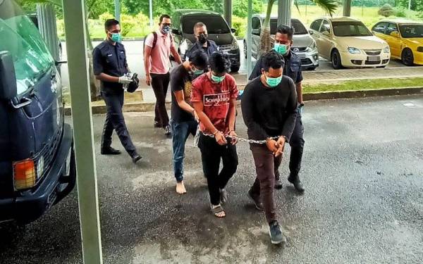 Seorang anggota PGA (hadapan) berpangkat koperal bersama dua individu dihadapkan ke Mahkamah Sesyen Pasir Mas pada Selasa atas tuduhan menyeludup lima PATI.