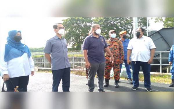 Shahrizal (dua dari kiri) meninjau keadaan sewaktu lawatan tapak berkenaan pada Selasa.