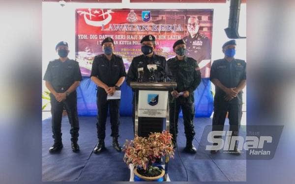 Mazlan (tengah) pada sidang media di jeti Pangkalan Pasukan Polis Marin (PPM) Wilayah 3 Pengkalan Kubor, Tumpat, pada Selasa.