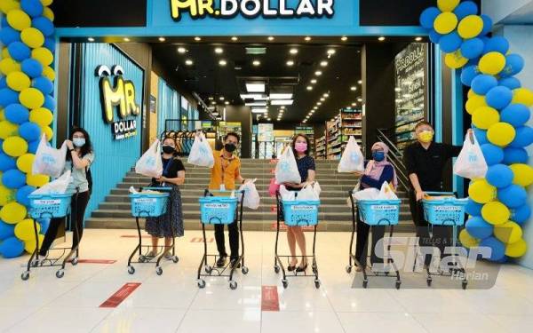 Peserta pertandingan 'Shopping Spree Contest' bergambar bersama barangan yang diambil oleh mereka. - Foto Sinar Harian MOHD HALIM ABDUL WAHID