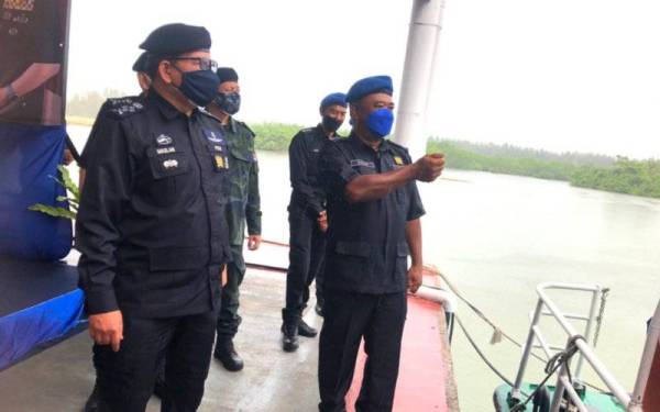 Timbalan Ketua Polis Negara, Datuk Seri Mazlan Lazim (kiri) ketika meninjau kawasan di sempadan Malaysia - Thailand di Sungai Golok, Pengkalan Kubor, Tumpat.