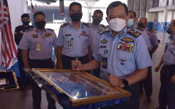 Acknal Abdul Samad (kanan).