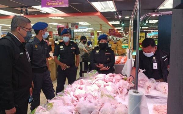 Penguat kuasa KPDNHEP membuat pemeriksaan di premis yang disyaki menggunakan logo halal Jakim tanpa kelulusan. - Foto ihsan KPDNHEP