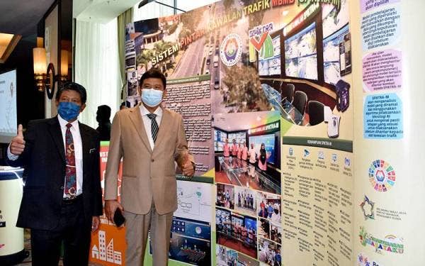 Mohamad Ali (kanan) dan Datuk Bandar Majlis Bandaraya Melaka Bersejarah (MBMB) Datuk Zainal Abu pada Majlis Perasmian Sistem Pintar Kawalan Trafik (Spiktra-M) MBMB pada Selasa. - Foto Bernama