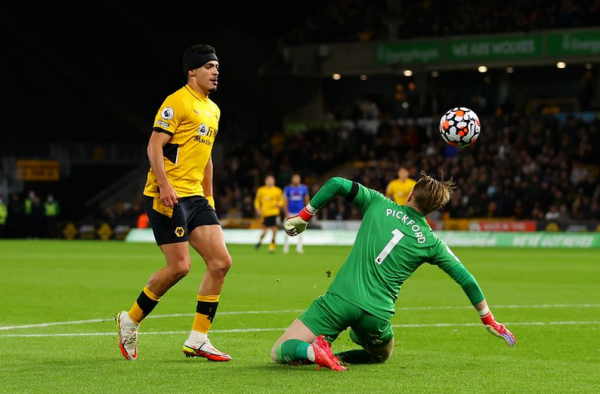 Jimenez ketika menjaringkan gol semasa perlawanan menentang Everton. FOTO: Getty Images