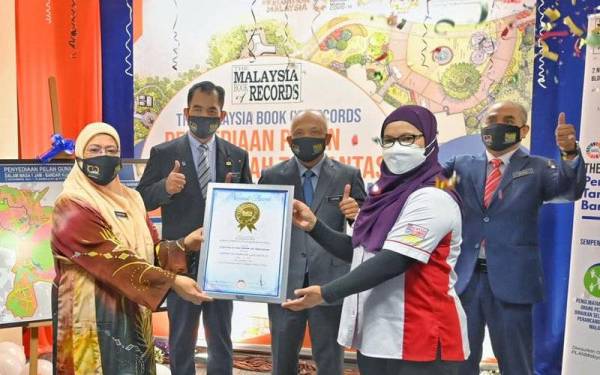 Jabatan Perancangan Bandar dan Desa (PLANMalaysia) hari ini menerima pengiktirafan Malaysia Book of Records di atas kejayaan menyediakan Pelan Guna Tanah Terpantas bagi Bandar Kuala Kubu Bharu (KKB) dengan konsep ‘Daripada Bandar Taman kepada Bandar Taman Pintar’, dalam tempoh satu jam. - Foto Facebook PLANMalaysia