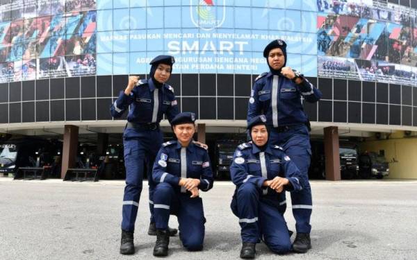 Wirawati pasukan SMART (dari kiri) Nur Fitrah Amirah Sohaidi, Avlyanie Moidi, Noor Farhana Ismail dan Nurul Fatin Fazlin Bazeli merupakan penuntut wanita yang berjaya menamatkan Kursus Khas Pasukan Mencari dan Menyelamat Khas Malaysia (SMART) Siri 1/2021 di Markas Pasukan SMART hari ini.- Foto Bernama