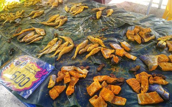 Ikan mungkus mendapat permintaan tinggi pelanggan di Pekan Sehari Temerloh.