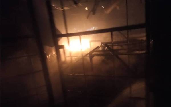 Keadaan kebakaran bangunan pentadbiran MCKK yang musnah 30 peratus. - Foto JBPM Perak