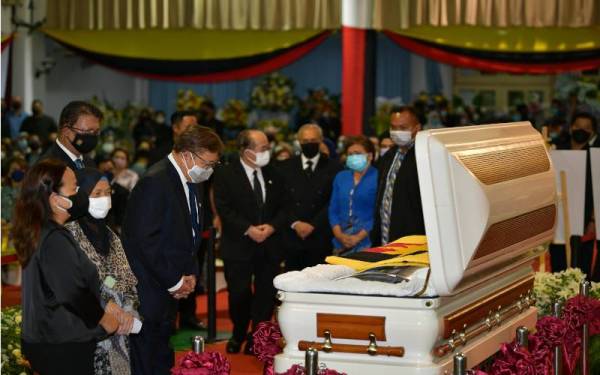 Abang Johari menghadiri upacara penghormatan terakhir buat mendiang Tan Sri Dr James Jemut Masing pada upacara yang diadakan di Association of Churches in Sarawak (ACS), Jalan Stampin, pada Rabu. - Foto Bernama 