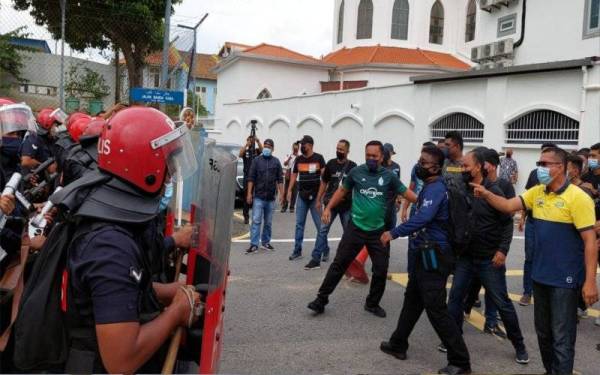 Anggota polis mengadakan Latihan Ketenteraman Awam (POX) OP PRN Melaka di Balai Polis Melaka Tengah di Banda Kaba di sini, pada Rabu.