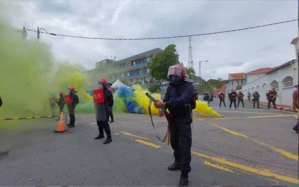 Anggota polis ketika sesi Latihan Ketenteraman Awam (POX) OP PRN Melaka.